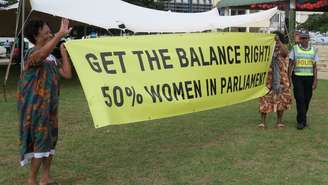 Mulheres em Vanuatu exigem representação igualitária: cartaz defende que mulheres ocupem metade das vagas no Parlamento