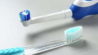 A única maneira de evitar cáries e periodontite – uma infecção das gengivas – é com boa higiene bucal