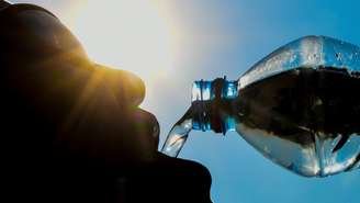 Microplásticos têm sido encontrados em rios, lagos e até mesmo em garrafas de água mineral