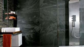1. Ardósia preta no banheiro – Por: Piso Térmico