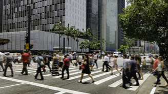 Pessoas atravessam Avenida Paulista, em São Paulo (Imagem ilustrativa)