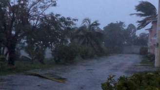 Fortes ventos atingem Freeport, em Grand Bahama, com a passagem do Dorian, em imagem obtida em vídeo em mídia social.
02/09/2019
Lou Carroll via REUTERS