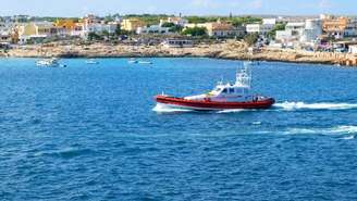 Itália apreende e multa navio de ONG por ancorar no país