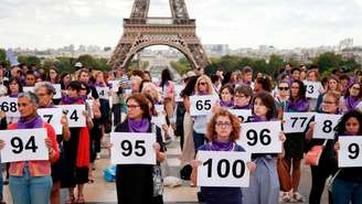 Mulheres carregam números para representar os 101 feminicídios registrados neste ano na França