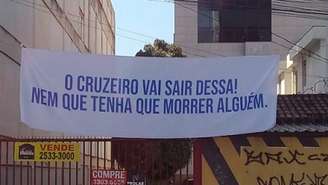 O grupo de torcedores foi na sede do Cruzeiro e fixou uma faixa com uma frase de efeito para mostrar seu descontentamento (Reprodução/Twitter)
