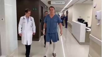 Bolsonaro caminha em corredor de hospital nesta segunda, 9, um dia após cirurgia