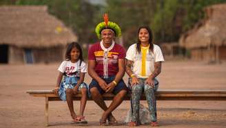Giliarde Juruna com o filho Awãkayu (à esq.) e a filha Anita (ou Yakawilu); ela se tornou fluente na língua ancestral do povo após interâmbio com membros da etnia refugiados em Mato Grosso há quase um século