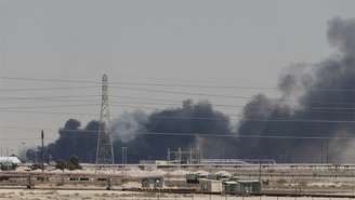 Fumaça preta é avistada após ataque a uma das instalações da Aramco em Abqaiq