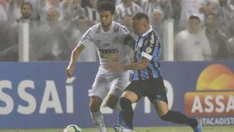 Victor Ferraz disputa bola com Everton durante a derrota do Santos para o Grêmio neste sábado (Ivan Storti/Santos FC)