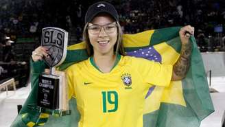 Esperança do Brasil em 2020, Pamela Rosa posa com o troféu de campeã e a bandeira do Brasil (Foto: Divulgação)