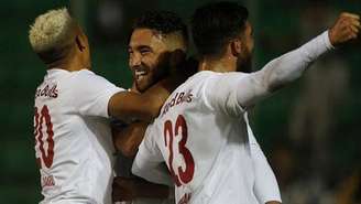 Jogadores do Bragantino comemoram gol na vitória sobre o Figueirense