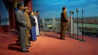 Mao Tsé-Tung anuncia em Pequim a fundação da república popular da China (1º/10/1949)