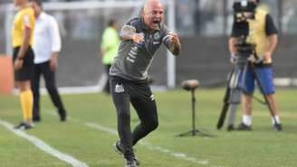Jorge Sampaoli esteve bastante agitado na beira do campo de São Januário - Ivan Storti/Santos FC