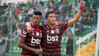 Bruno Henrique e Reinier comemoram a vitória do Flamengo na Arena Condá (Foto: Alexandre Vidal / Flamengo)