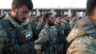 Membros do Exército Nacional Sírio, grupo rebelde apoiado pela Turquia, se preparam para ofensiva contra curdos