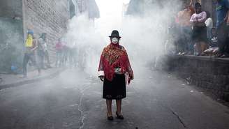 O registro de uma indígena em meio a uma nuvem de gás lacrimogêneo, com uma máscara sobre o rosto, tornou-se um dos símbolos dos protestos no Equador