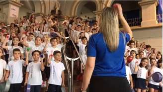 Crianças cantaram Sweet Child O' Mine, do Guns N' Roses, durante evento de arte e cultura do colégio Dom Bosco, no interior de São Paulo.