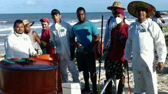 Pescadores se mobilizaram para retirar aproximadamente 80 kg de óleo do mar