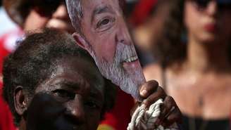 Simpatizante de Lula em São Paulo, em foto de 13 de outubro; PT agora 'será forçado a voltar à mesa e fazer política', diz ex-ministro