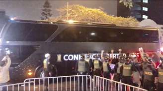 Policiamento reforçado na chegada do Flamengo ao hotel em Lima (Foto: Matheus Dantas)