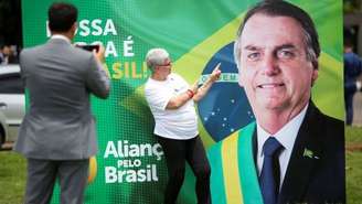 Advogados que auxiliam Bolsonaro querem combinar um aplicativo de celular com os leitores de impressões digitais de smartphones para agilizar a coleta das 491.967 assinaturas necessárias
