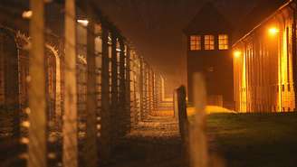 Rudolf Vrba e Alfred Wetzler ficaram três dias escondidos perto da cerca elétrica do campo de extermínio antes de escapar