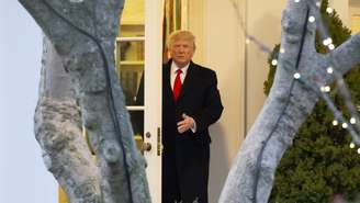 Trump aparece em porta do Salão Oval, na Casa Branca; ele se tornou o terceiro presidente na história americana a sofrer um processo de impeachment