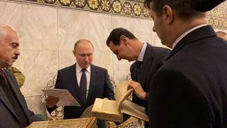 Os presidentes Vladimir Putin e Bashar al-Assad são vistos em mesquita em Damasco
07/01/2020
SANA/Divulgação via REUTERS