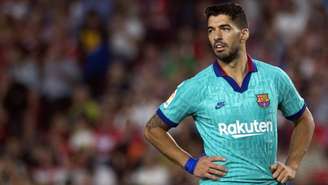 Suárez em ação pelo Barcelona: atacante pode perder o restante da temporada (Foto: JORGE GUERRERO / AFP)