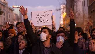 Negativa inicial do governo sobre incidente com avião da Ucrânia enfureceu manifestantes iranianos