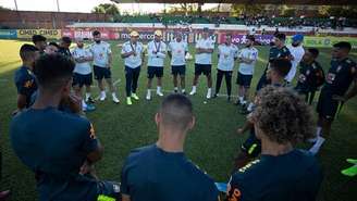 Jardine com o elenco da seleção em treino na Colômbia