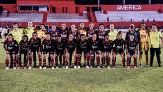 Equipe feminina do Fla já estreou o uniforme com BS2 estampado (Foto: Marcelo Cortes / Flamengo)