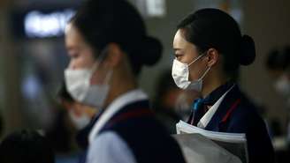 Triagem de casos de acordo com a gravidade dos sintomas, suspensão de aulas, fechamento de fronteiras e hábitos culturais vem ajudando Japão a conter propação do vírus.