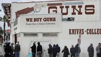 Donos e funcionários de lojas de armas dizem que houve um salto nas vendas, com longas filas nas calçadas