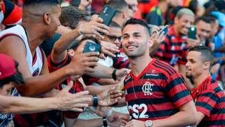 Thiago Maia atende pedidos de fotos da torcida do Flamengo no Maracanã (Foto: Marcelo Cortes / Flamengo)
