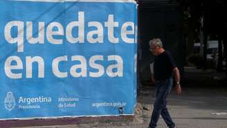 Outdoor em Buenos Aires pede que as pessoas fiquem em casa; idosos estão recebendo atendimento psicológico telefônico durante a quarentena