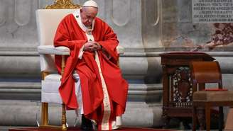 O papa Francisco celebrou o Domingo de Ramos em uma Basílica de São Pedro vazia no dia 5