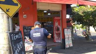 Guardas municipais notificam estabelecimento comercial sobre as regras do isolamento social, em Catanduva, interior de São Paulo