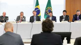 Bolsonaro em reunião com integrantes do governo — entre eles Sergio Moro, de braços cruzados à direita, cujas acusações contra o presidente ao deixar ministério motivaram inquérito