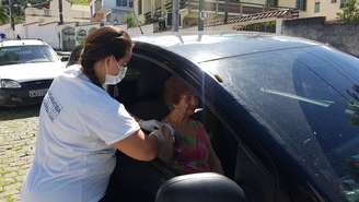 Vacina contra a gripe na Costa Verde, sul do Rio: idosos não precisam sair do carro