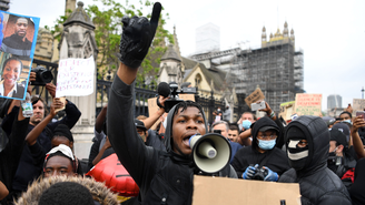 John Boyega durante discurso inflamado em Londres: "Doloroso ser lembrado que sua raça não significa nada"