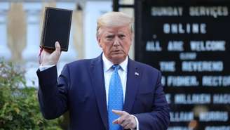 Trump passou por onde os manifestantes protestavam para fazer uma fotografia, com uma bíblia na mão, em frente à igreja episcopal St. John