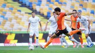 Taison cobra pênalti em jogo que garantiu o título do Shakhtar Donetsk no Campeonato Ucraniano