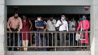 Passageiros esperam em parada no Sri Lanka