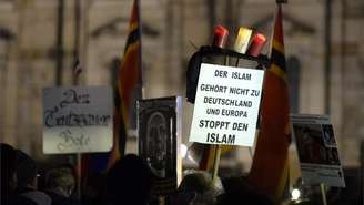Manifestação do movimento Pegida em Dresden: cartaz diz 'o Islã não pertence a Alemanha e Europa, parem o Islã'