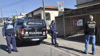 Fiscais flagram comércio aberto de maneira irregular em bairro de Jundiaí, interior de São Paulo