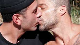 Ricky com Jwan em clipe do cantor Residente: beijo na boca mostrado ao público somente após 3 anos de relacionamento