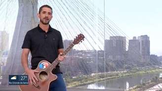 Felipe Andreoli apresentou ao público violão que Rodrigo Rodrigues tocava nos bastidores (Reprodução/Globo)