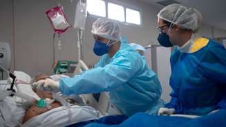 Profissionais de saúde cuidam de paciente em hospital no Rio de Janeiro