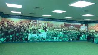 Vestiário do visitante, onde ficará o Corinthians, foi decorado com fotos do Palmeiras (Foto: Reprodução/Twitter)
